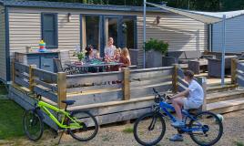 Famille à la terrasse d'un mobil home au camping de Meerwijck