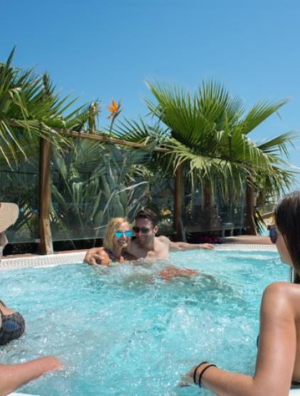 couple holiday spa pool lac des reves