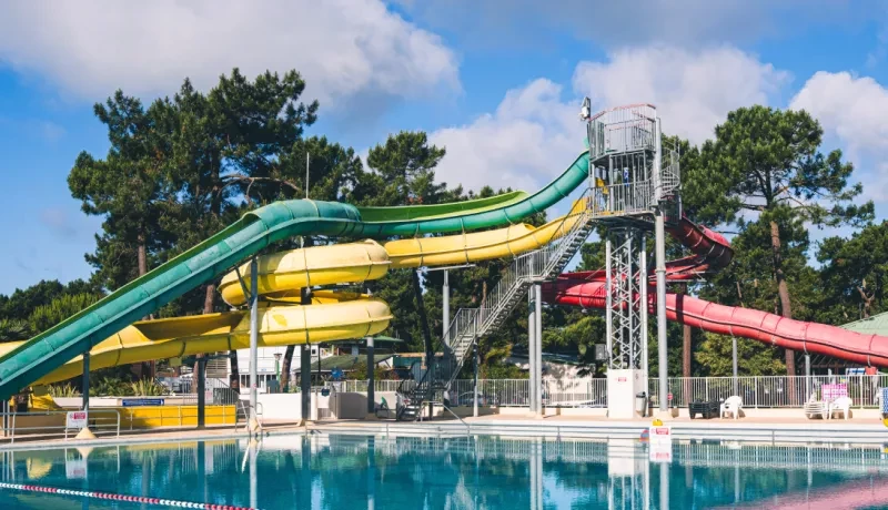 piscine avec toboggan