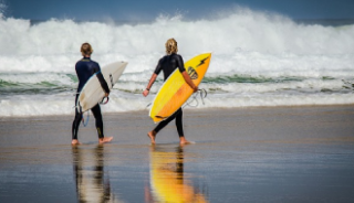 Faire du surf sur la côte basque